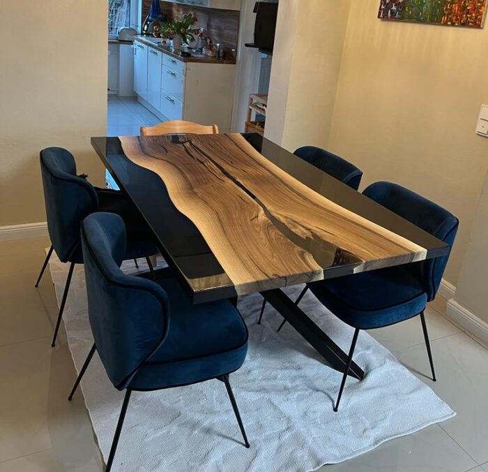 Massivholztisch Tavigno aus Nussholz mit Epoxidharz