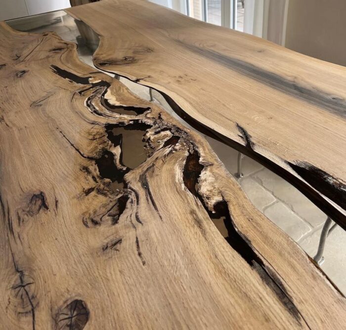 Massivholztisch Ferano aus alter Eiche mit Epoxidharz