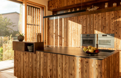 Wandverkleidungen aus Holz in der Küche