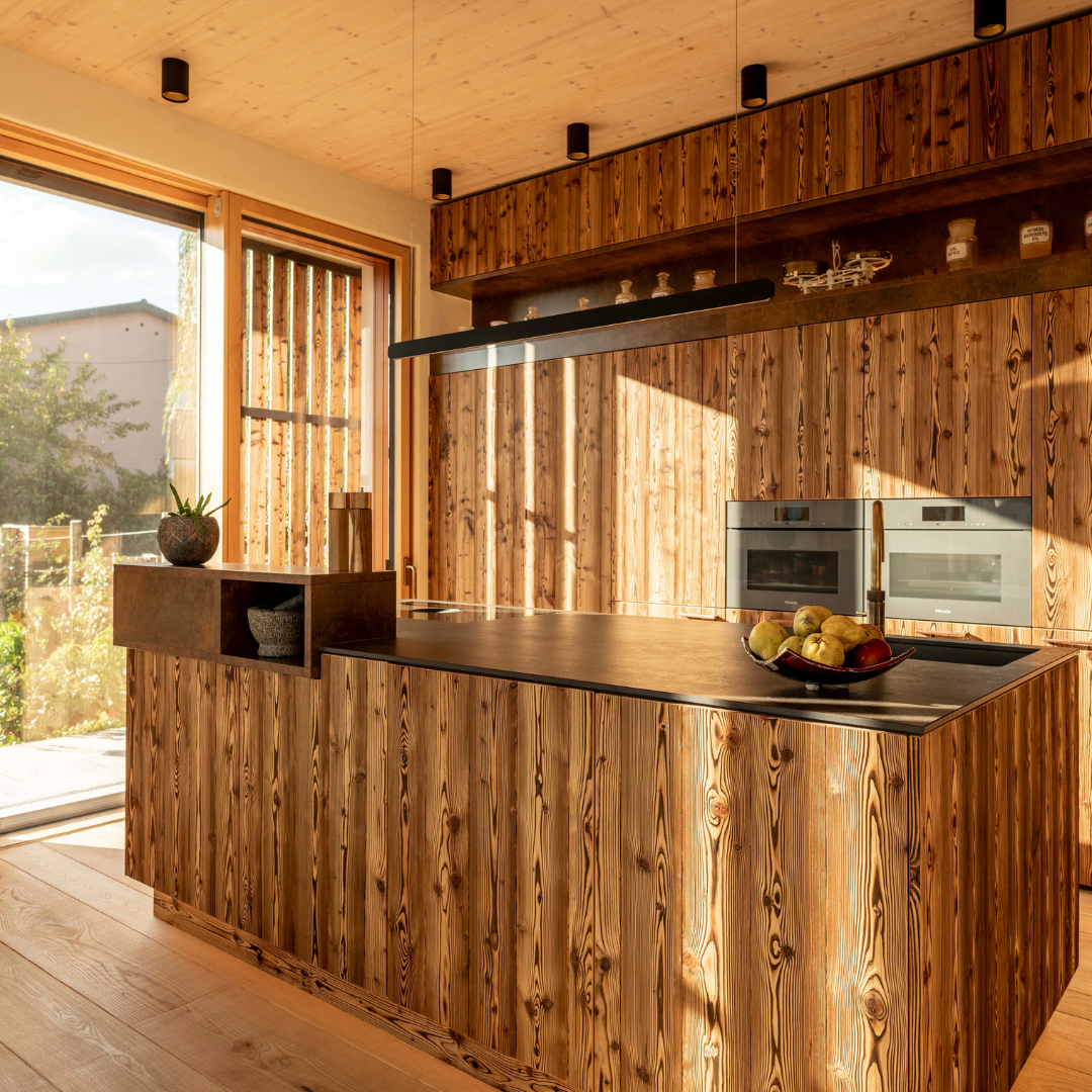 Wandverkleidungen aus Holz in der Küche