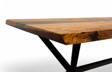 Dieser maßgefertigte Esstisch kombiniert hochwertiges Holz mit stilvollem Epoxidharz und verleiht jedem Raum eine moderne Eleganz. Seine robuste Konstruktion und das einzigartige Design machen ihn zum Highlight in jeder Inneneinrichtung. Ideal für Liebhaber individueller Holzmöbel.