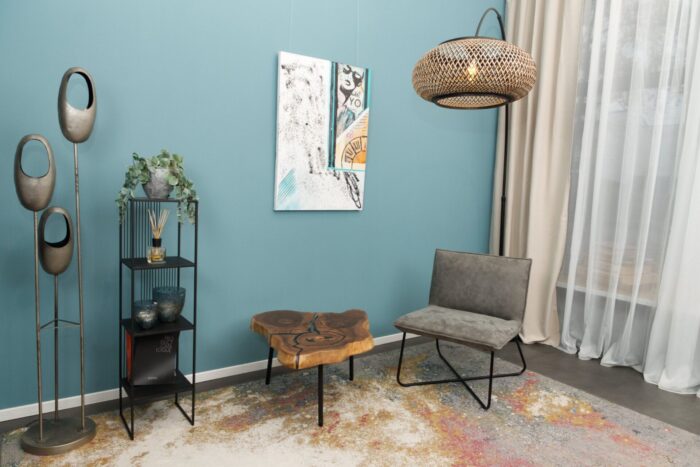 Expoxidharz-Couchtisch Suria aus Nussholz (86 x 50-72 cm) – Bild 2