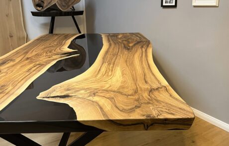 Epoxidharz-Tisch aus Nussbaum