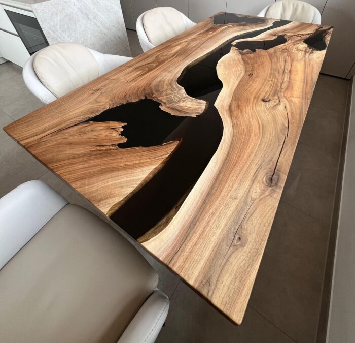 Rivertable Caligo aus Nussbaumholz
