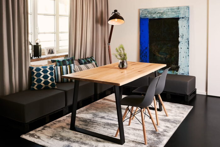 Massivholztisch mit Baumkante – Bild 2
