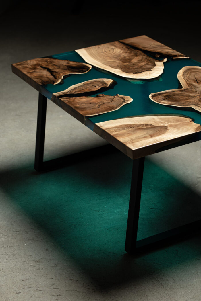River Table Avelin aus Nussbaumholz