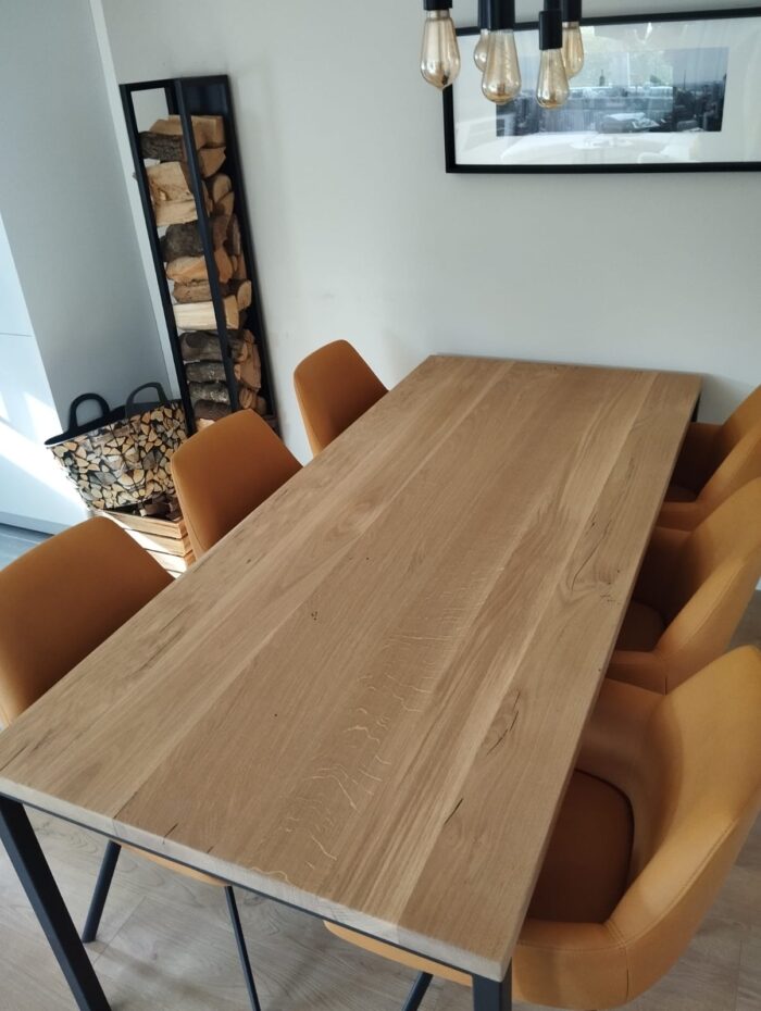 Eichenholztisch Bravon im klassischen linearen Design – Bild 4