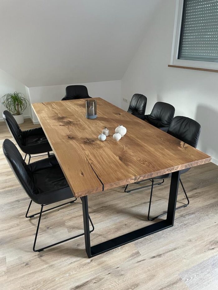 Modell Linea – Moderner Massivholztisch aus Eiche 