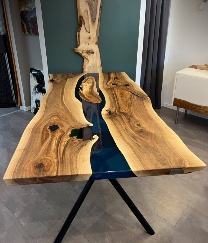 River Table mit Insel aus Nussbaum Arvyn