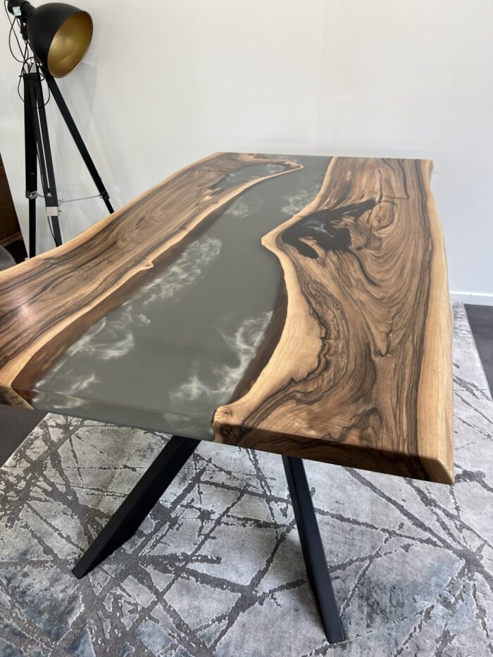 Nussbaum Rivertable mit mehrschichtigem Epoxidharz Sylvar – Bild 3