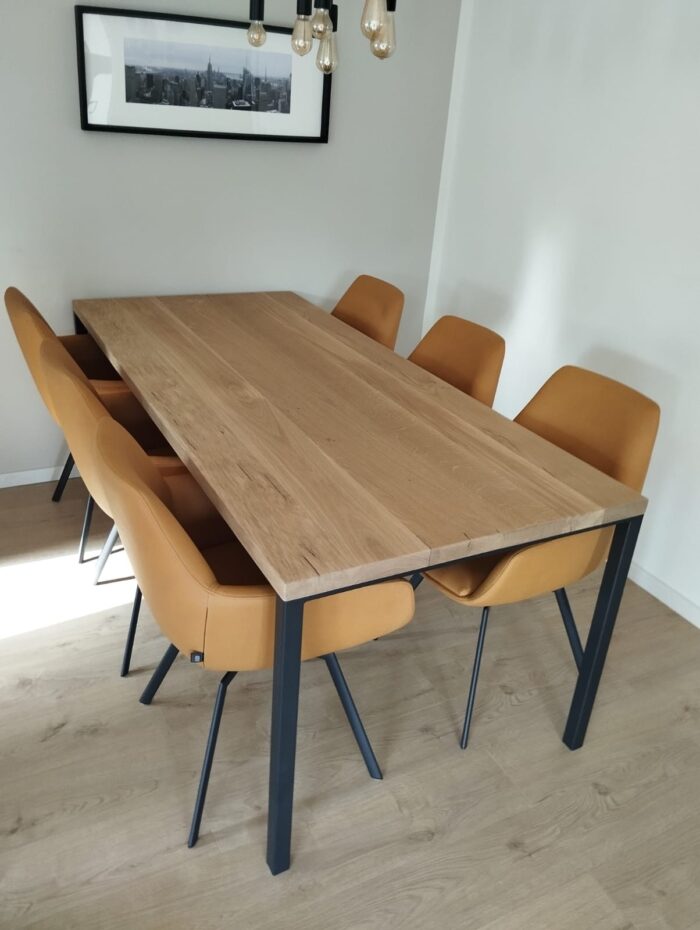 Eichenholztisch Bravon im klassischen linearen Design