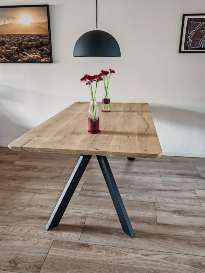 Eichenblick Tisch im Landhausstil mit Schweizer Kante und Epoxidharz