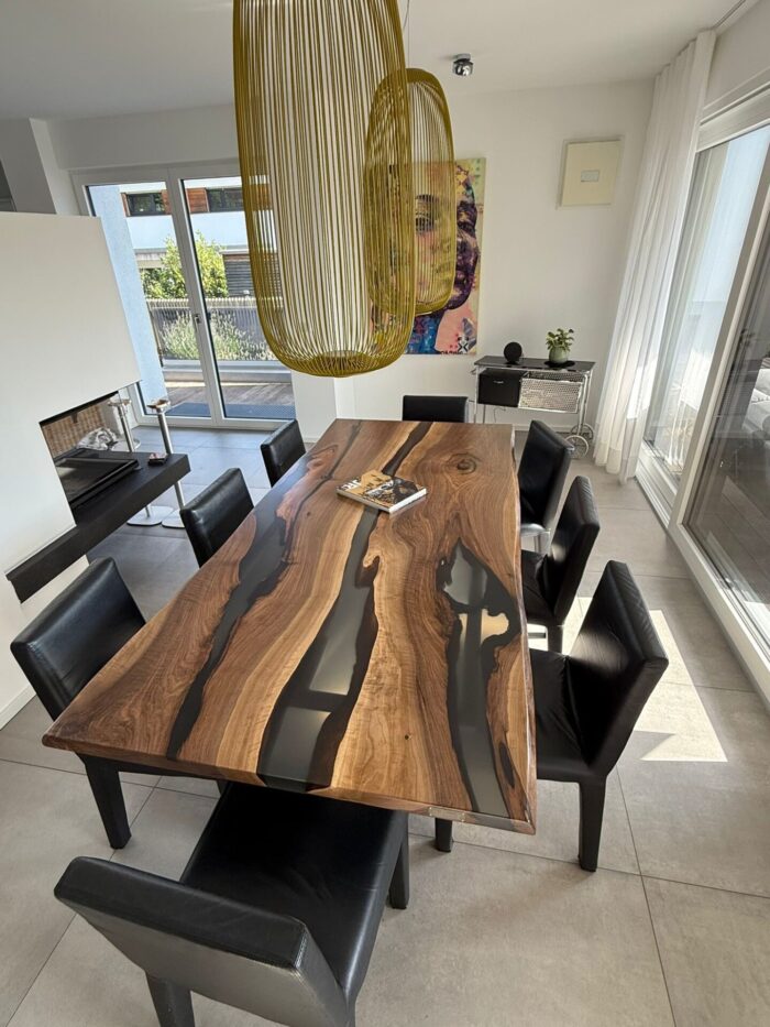 Rivora – Exklusiver Nussbaum-Tisch mit rauchgrauem Epoxidharzfluss