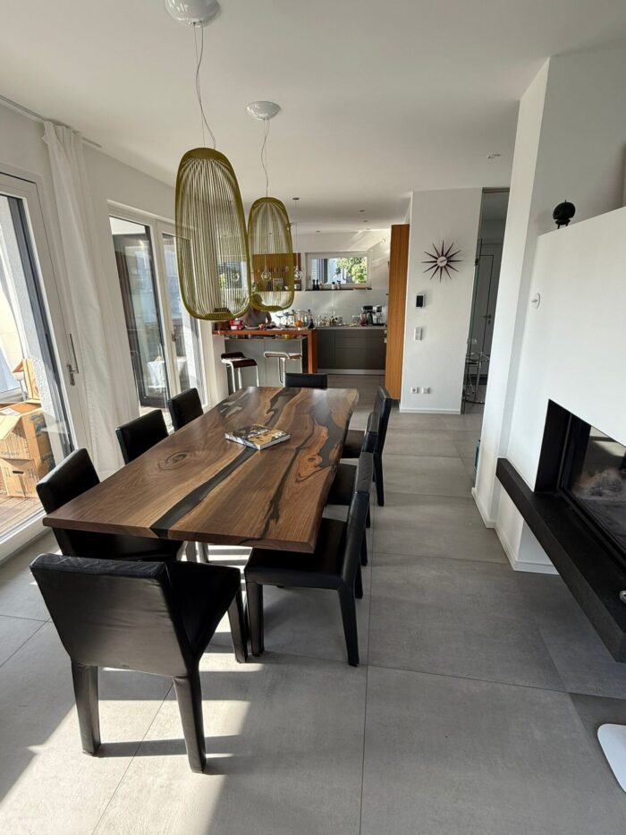 Rivora – Exklusiver Nussbaum-Tisch mit rauchgrauem Epoxidharzfluss – Bild 2