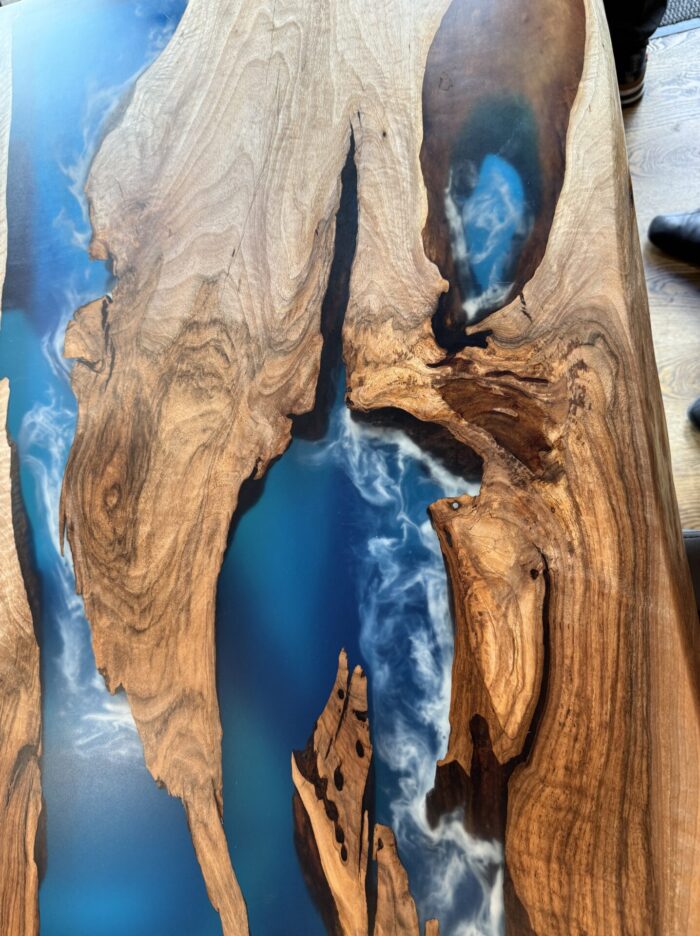 Mimare - Luxuriöser Rivertable mit zweischichtiger blauer Wellenoptik – Bild 9