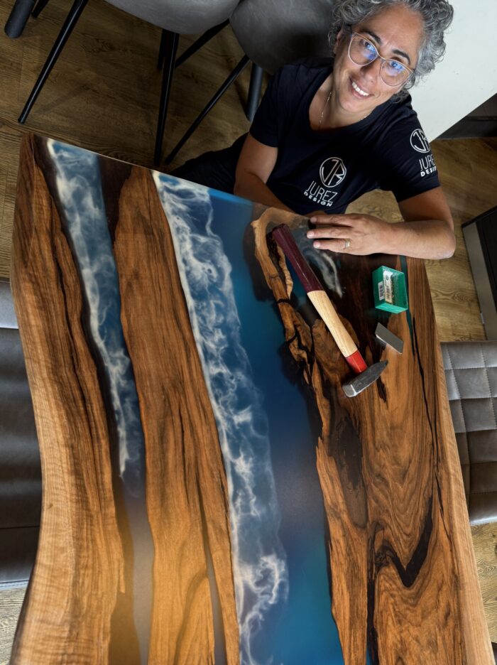 Mimare - Luxuriöser Rivertable mit zweischichtiger blauer Wellenoptik – Bild 4