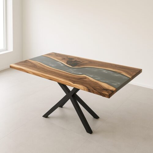 Ein rechteckiger Massivholztisch mit grauem Epoxidharz-River und natürlicher Baumkante steht auf einem schwarzen X-Gestell in einem hellen Raum. Die warme Holzmaserung kontrastiert mit der mattgrauen Tischplatte mit Epoxy und prägt die moderne, zugleich organische Wirkung.