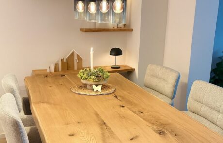 Eleganter Tisch aus Eichenholz eines Stammes