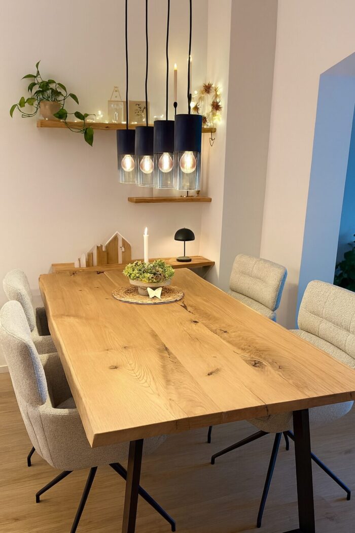 Eleganter Tisch aus Eichenholz eines Stammes