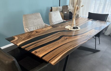 Besonderer Esstisch mit Epoxidharz