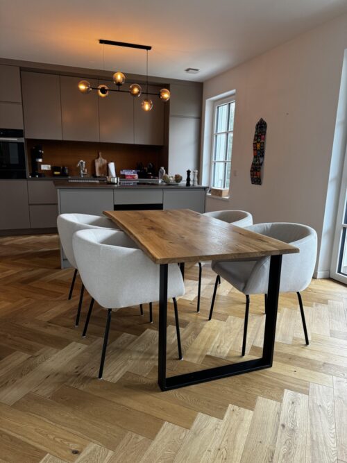 Modell Lignaro – Zeitloser Esstisch aus Eiche mit dezenter Baumkante