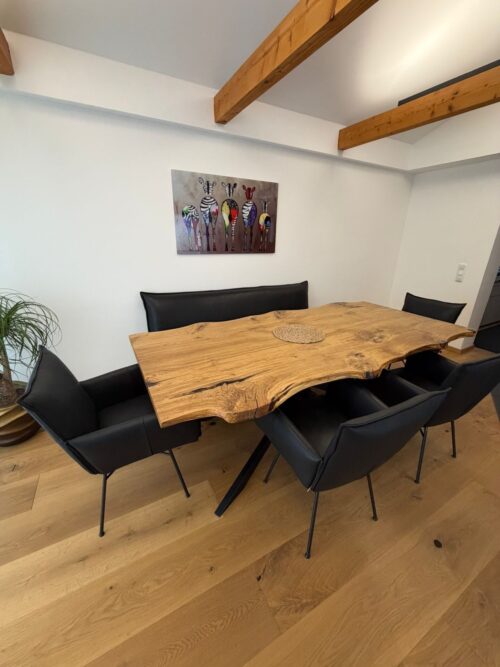 Eiche Pur – Markanter Esstisch aus alter Eiche mit Epoxidharz