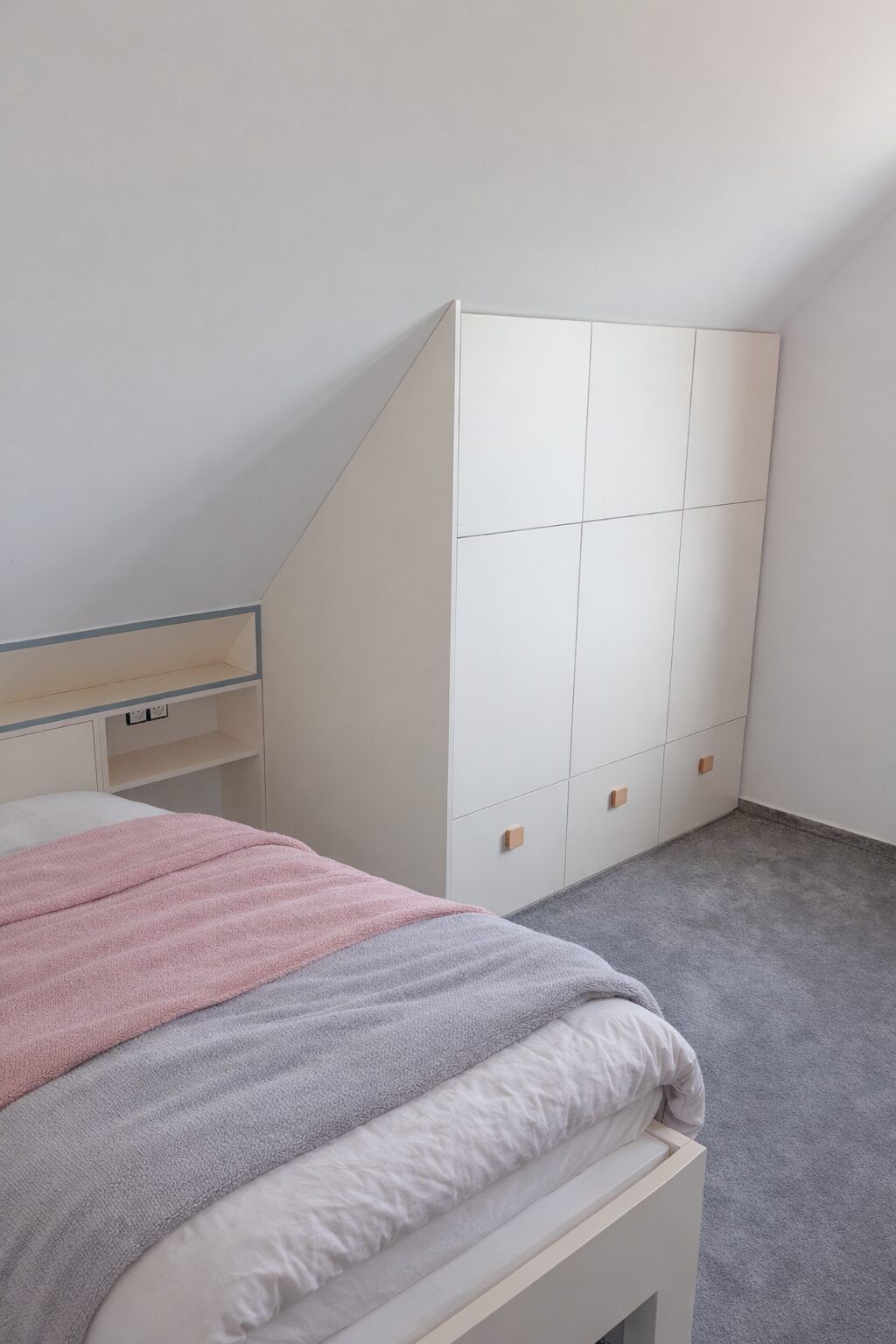 Einbauschrank für das Kinderzimmer Einbauschrank Weiß-Holz – Dachschräge Kinderzimmer