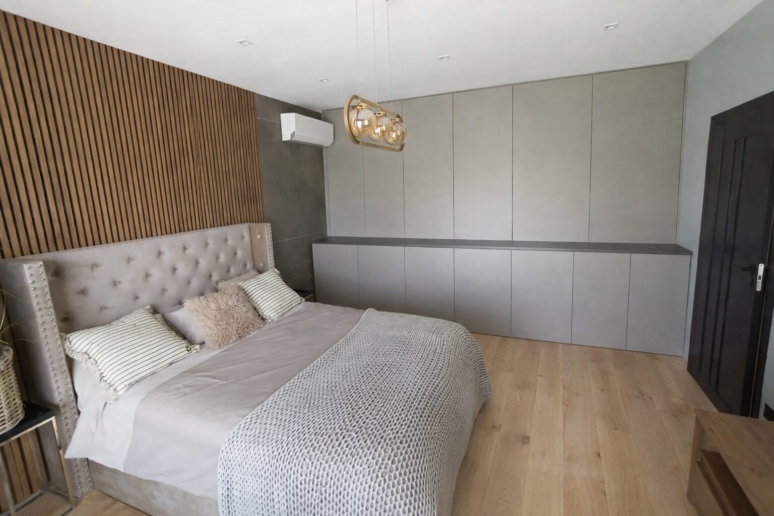 Maßgefertigter Schrank für Schlafzimmer Maßgefertigter Kleiderschrank in Wunschfarbe – Dekor