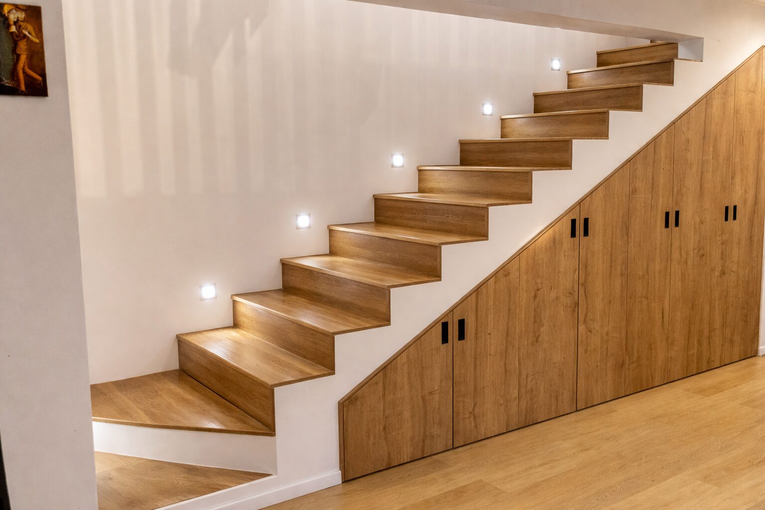 Treppe verkleidet nach Maß mit Stauraum