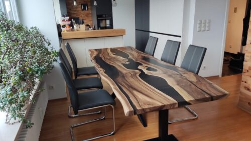 River Table nach Maß aus Nussbaum – Epoxidharztisch individuell gefertigt