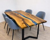 Massiver Eichentisch mit natürlicher Baumkante im Rivertable Design.