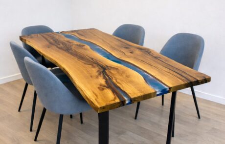 Massiver Eichentisch mit natürlicher Baumkante im Rivertable Design.