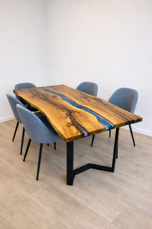 Massiver Eichentisch mit natürlicher Baumkante im Rivertable Design.