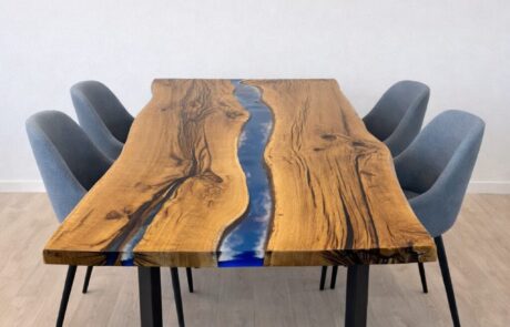 River Table mit blauen Epoxidharz