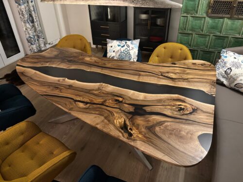 Atipico – Asymmetrischer Nussbaum Rivertable mit charakterstarker Form