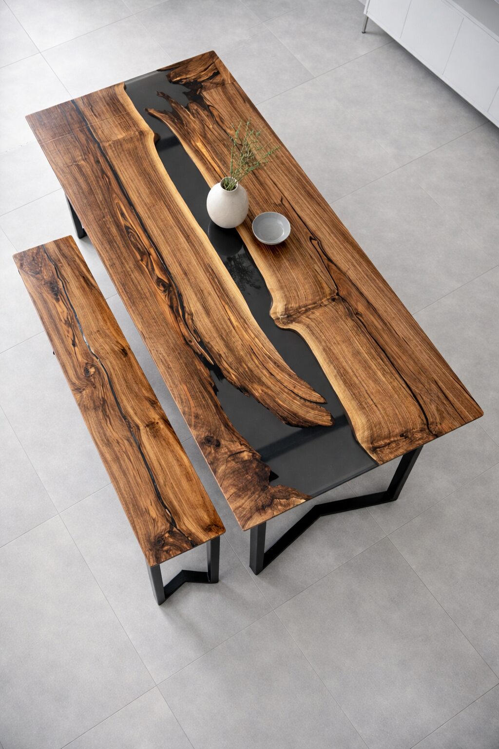 Massivholztisch Nussbaum „Noir Flow“ – Epoxidharz River Table mit Schweizer Kante nach Maß