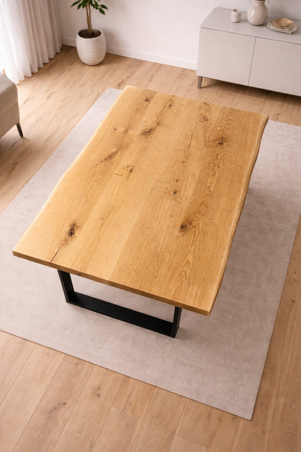 Solano - Harmonischer Massivholztisch mit feiner Baumkante